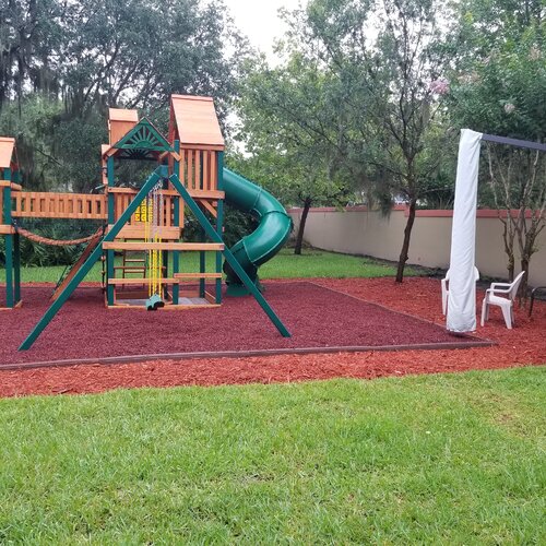 【Sports & Outdoor】Treasure Trove I Swing Set with Wood Roof