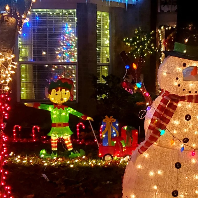 【Décor】2 Piece Elf Pulling Wagon Lighted Display Set